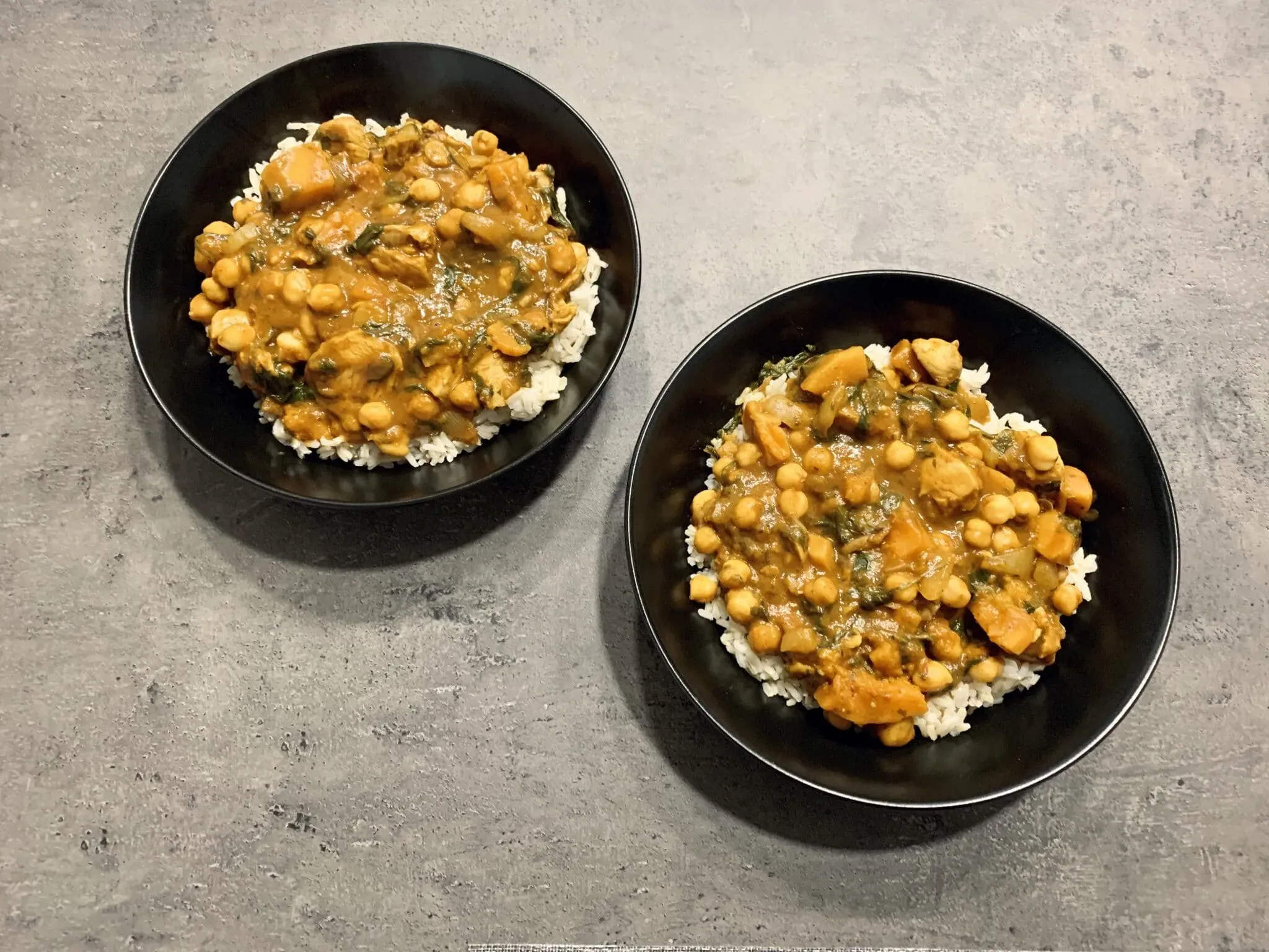 przepis na curry z dynią, cieciorką i szpinakiem