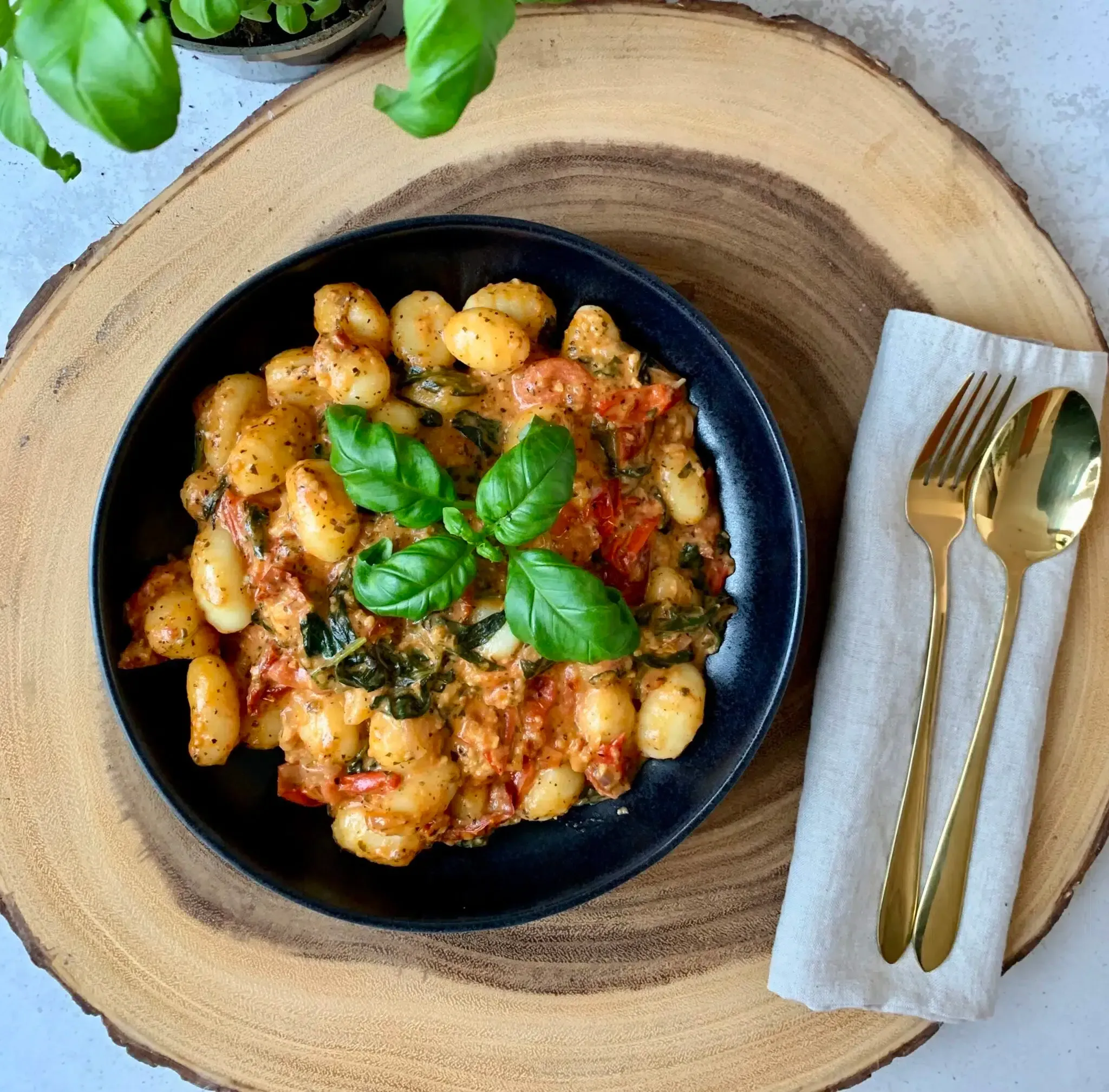 przepis na gnocchi z mozzarellą i suszonymi pomidorami (wege)